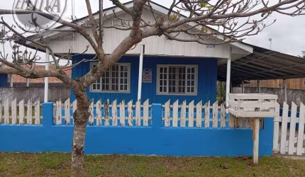 Casa para venda em Matinhos de 83.00m² com 3 Quartos e 2 Garagens