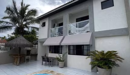 Sobrado para venda em Matinhos de 259.00m² com 5 Quartos, 2 Suites e 4 Garagens