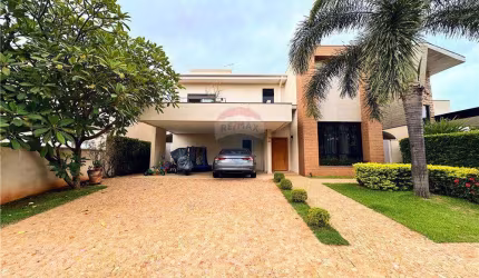 Casa de Condomínio para venda em Condominio Santa Monica I de 255.00m² com 3 Quartos, 3 Suites e 4 Garagens
