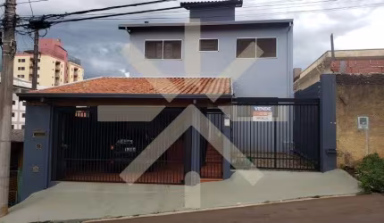 Casa para venda em Centro de 230.00m² com 3 Quartos, 3 Suites e 3 Garagens