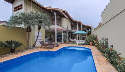 Casa para venda em Centro de 330.70m² com 3 Quartos, 1 Suite e 4 Garagens