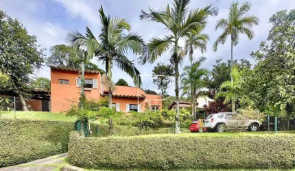 Casa para venda em Granja Viana de 218.00m² com 4 Quartos, 2 Suites e 6 Garagens