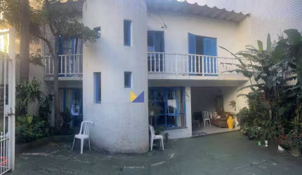 Sobrado para venda em Centro de 266.00m² com 3 Quartos, 1 Suite e 3 Garagens
