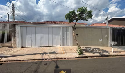 Casa para venda em Jardim América de 280.00m² com 3 Quartos, 1 Suite e 4 Garagens