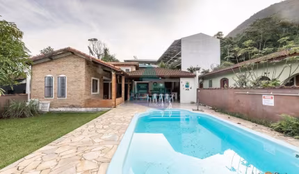 Casa para venda em Condomínio Samola de 216.00m² com 5 Quartos, 3 Suites e 6 Garagens