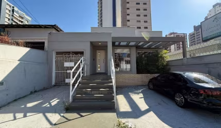 Casa para venda em Vila Itapura de 170.00m² com 4 Quartos, 1 Suite e 6 Garagens