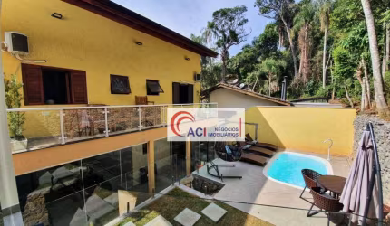 Casa de Condomínio para venda em Granja Viana de 280.00m² com 4 Quartos, 4 Suites e 3 Garagens