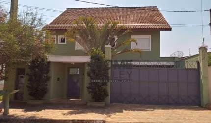 Casa para venda em Bosque de 360.00m² com 4 Quartos, 2 Suites e 5 Garagens