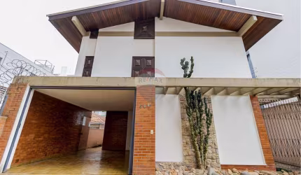 Casa para alugar em Centro de 380.00m² com 5 Quartos, 2 Suites e 2 Garagens