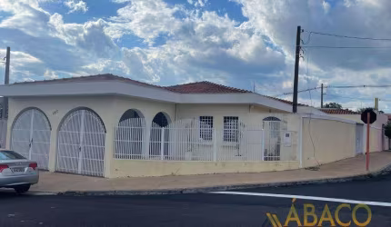 Casa para venda em Jardim Hikari de 220.00m² com 3 Quartos, 1 Suite e 3 Garagens