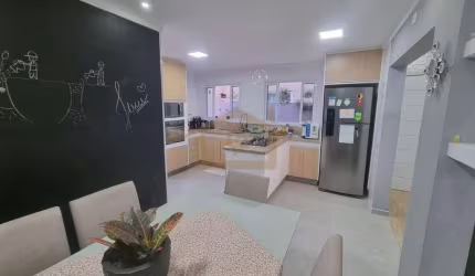 Casa para alugar em Pitas de 220.00m² com 4 Quartos, 3 Suites e 4 Garagens