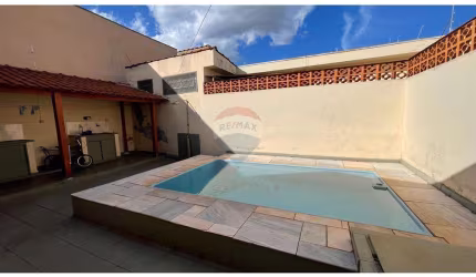 Casa para venda em Parque Ribeirão Preto de 239.00m² com 3 Quartos e 2 Garagens