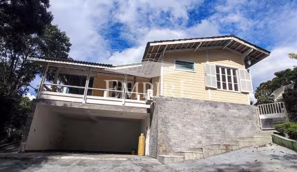 Casa de Condomínio para venda e aluguel em Arujázinho Iv de 180.00m² com 3 Quartos, 1 Suite e 6 Garagens
