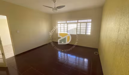 Casa para venda em Vila Bianchi de 165.00m² com 3 Quartos e 4 Garagens