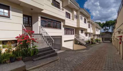 Sobrado para venda em Jardim Social de 207.00m² com 3 Quartos, 2 Suites e 2 Garagens