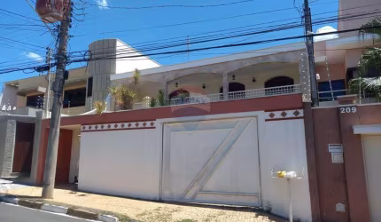 Casa para alugar em Vila Melo de 260.00m² com 3 Quartos, 1 Suite e 2 Garagens