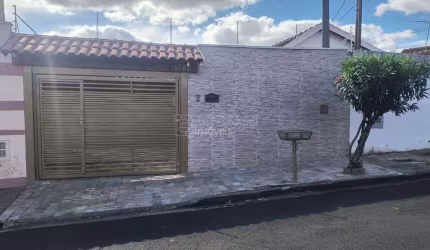 Casa para venda em Vila Yamada de 165.00m² com 3 Quartos, 1 Suite e 4 Garagens