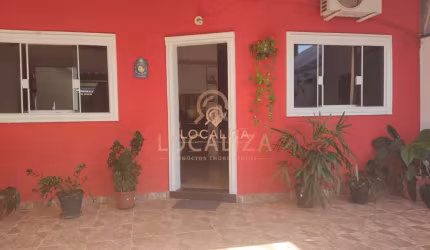 Casa para alugar em Jardim Santa Júlia de 220.00m² com 3 Quartos, 1 Suite e 2 Garagens