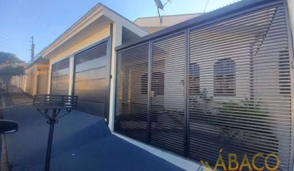 Casa para alugar em Jardim Nova São Carlos de 160.00m² com 4 Quartos, 2 Suites e 3 Garagens