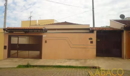 Casa para alugar em Vila Brasília de 140.00m² com 3 Quartos, 1 Suite e 4 Garagens