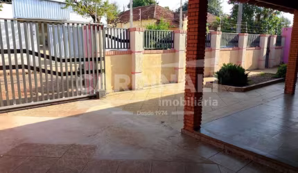 Casa para venda em Centro de 255.00m² com 3 Quartos, 1 Suite e 4 Garagens