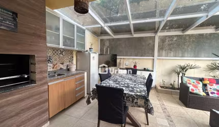 Casa de Condomínio para venda e aluguel em Granja Viana de 180.00m² com 4 Quartos, 2 Suites e 2 Garagens