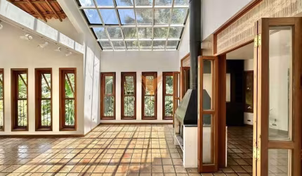Casa para venda e aluguel em Condomínio Iolanda de 485.50m² com 3 Quartos, 1 Suite e 5 Garagens