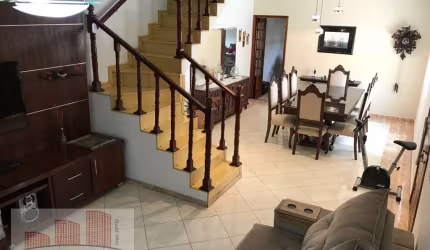 Sobrado para venda em Centro de 208.00m² com 4 Quartos, 2 Suites e 4 Garagens