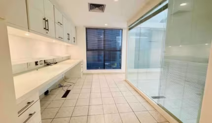 Sala Comercial para venda e aluguel em Jardim Botânico de 45.00m² com 1 Garagem