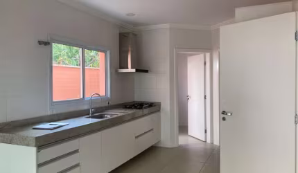 Casa para alugar em Condomínio Village Saint Claire de 250.00m² com 3 Quartos, 1 Suite e 2 Garagens
