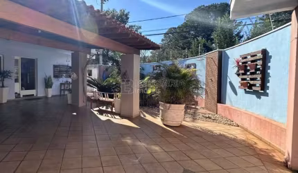 Casa para venda em Jardim Botânico de 237.00m² com 3 Quartos, 1 Suite e 4 Garagens