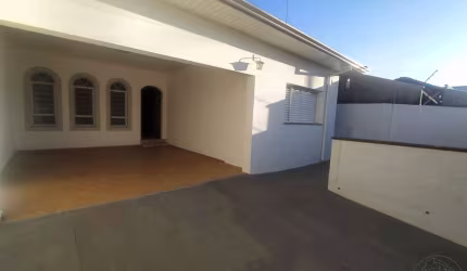Casa para venda em Vila Nova Botucatu de 190.00m² com 4 Quartos, 1 Suite e 3 Garagens