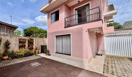 Sobrado para venda em Alto Boqueirão de 165.00m² com 3 Quartos, 1 Suite e 4 Garagens