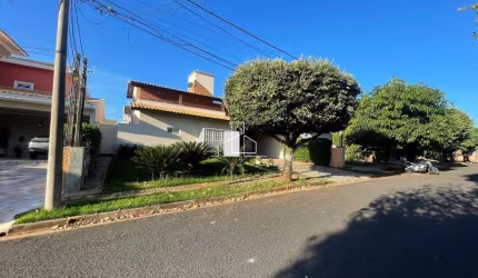 Casa para alugar em Residencial Jardins de 230.00m² com 4 Quartos, 2 Suites e 4 Garagens