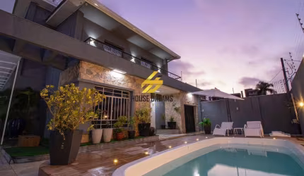 Casa para alugar em Cristo Rei de 462.00m² com 7 Quartos, 4 Suites e 7 Garagens
