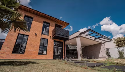 Casa para venda em Sociedade Hípica De Botucatu de 300.00m² com 3 Quartos, 3 Suites e 4 Garagens