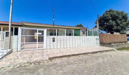 Casa para venda em Pontal Do Paraná de 240.00m² com 4 Quartos, 2 Suites e 2 Garagens