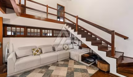 Sobrado para venda em Centro de 250.00m² com 3 Quartos, 3 Suites e 3 Garagens