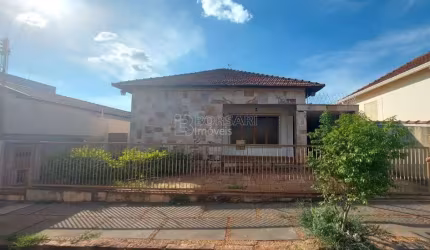 Casa para venda em Vila Xavier (vila Xavier) de 242.00m² com 3 Quartos, 1 Suite e 2 Garagens