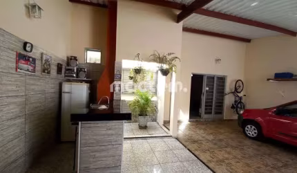 Casa para venda em Parque Dos Pinus de 135.00m² com 3 Quartos, 1 Suite e 2 Garagens