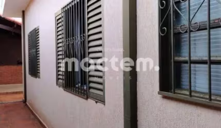 Casa para venda em Parque Dos Bandeirantes de 237.00m² com 3 Quartos, 1 Suite e 3 Garagens