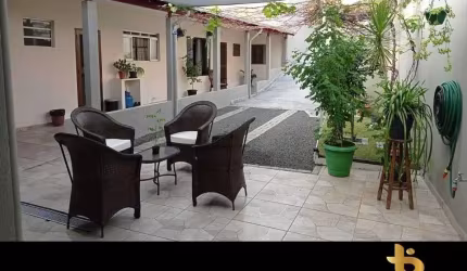 Casa para venda em Vila Haro de 300.00m² com 2 Quartos, 1 Suite e 6 Garagens