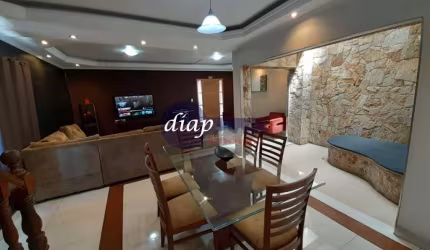Lindo sobrado com 262 m² divididos em 3 andares, sendo: 6 banheiros, sala de estar, sala de jantar, lavado, cozinha ampla, despensa com armário em alv