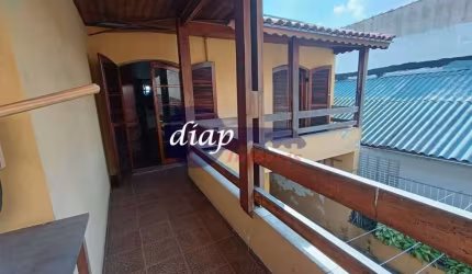 Lindo sobrado com 4 quartos em cima, sendo 1 suíte, e 1 banheiro. Na parte inferior temos a sala ampla, cozinha e mais um banheiro. O terreno possui m