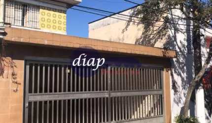 Lindo sobrado com 2 dormitórios, 2 banheiros, sala, cozinha, lavanderia com mais 1 banheiro, 1 quartinho externo no fundo e 2 vagas de garagem. Docume