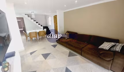 Lindo sobrado com 3 dormitórios, uma suíte, cozinha planejada, varanda,quintal, corredor lateral, lavanderia e churrasqueira,sala de estar e de jantar