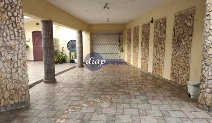 Linda casa com 5 quartos, sendo 3 suíte, mais um banheiro e um lavabo em cima. Em baixo, salão de festas com banheiro, churrasqueira, pias e um apto c