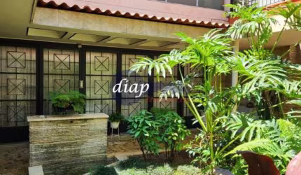 Linda casa na vila Monumento com 4 dormitórios, sendo 1 suíte, 4 salas amplas, copa e cozinha, 3 banheiros, 1 lavabo, dependência de empregada, quinta