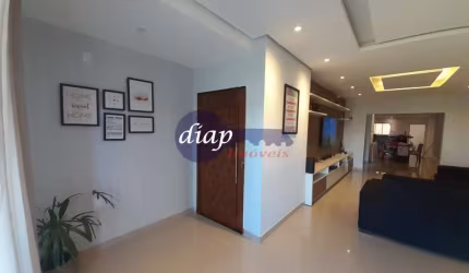 Lindo sobrado novo com apenas 3 anos de uso. São 3 dormitórios, sendo uma suíte com closet, sala 2 ambientes, sala de jantar, cozinha planejada, balc