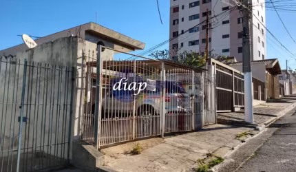 São 6 casas, oportunidade para investidor. A casa central possui 2 dormitórios, 2 salas, cozinha, área de serviço, quintal e um terraço bem amplo, alé